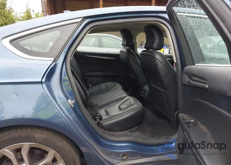 2019 Ford Fusion Hybrid Titanium z USA, uszkodzony, nr VIN 3FA6P0RU3KR262664